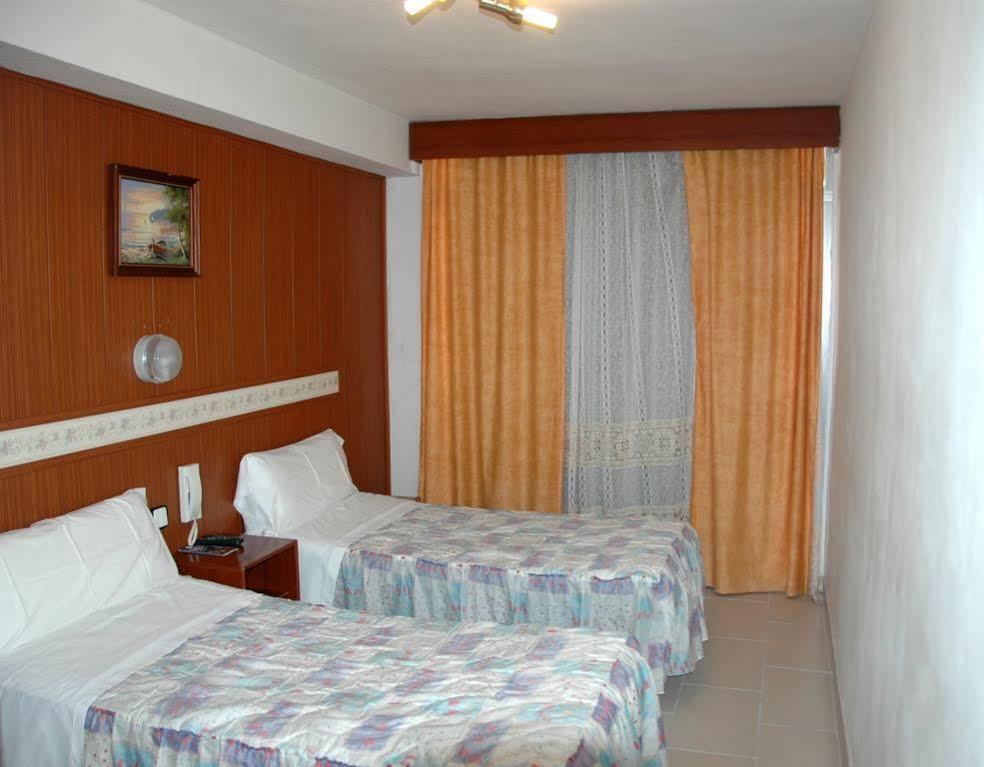 Pension Venecia Salou Esterno foto